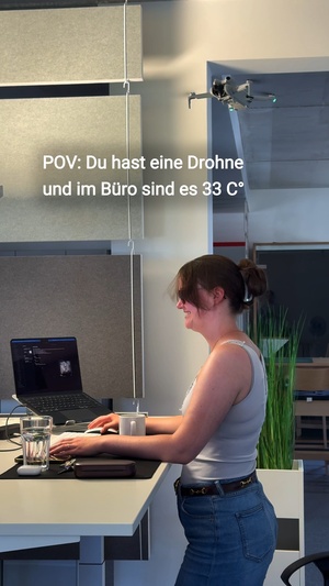 33 Grad im Büro erfordern kreative Maßnahmen! 🚁

(Liebe Berufsgenossenschaft, falls ihr das seht: Das war natürlich nur...